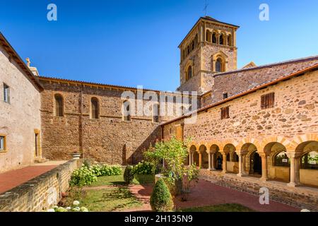 Cloître, cour intérieure et église du Musée du Prieuré, salles Arbuissonnas, Beaujolais Banque D'Images