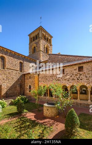 Cloître, cour intérieure et église du Musée du Prieuré, salles Arbuissonnas, Beaujolais Banque D'Images