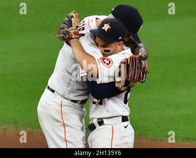 Houston, États-Unis.16 octobre 2021.Houston Astros deuxième baseman Jose Altuve et arrêt de courte durée Carlos Correa célébrer après la finale dans le 9e repas dans le jeu un de la MLB ALCS contre le Boston Red Sox à minute Maid Park à Houston, Texas, le vendredi 15 octobre 2021.Les Astros battent le Sox rouge 5-4 pour prendre une avance de 1-0 dans la série.Photo de Maria Lysaker/UPI .Crédit : UPI/Alay Live News Banque D'Images