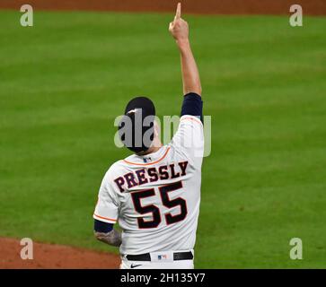 Houston, États-Unis.16 octobre 2021.Le lanceur de secours de Houston Astros Ryan Pressly gestes après avoir fait la finale dans le 9e repas dans le jeu un de la MLB ALCS contre le Boston Red Sox at minute Maid Park à Houston, Texas, le vendredi 15 octobre 2021.Les Astros battent le Sox rouge 5-4 pour prendre une avance de 1-0 dans la série.Photo de Maria Lysaker/UPI .Crédit : UPI/Alay Live News Banque D'Images