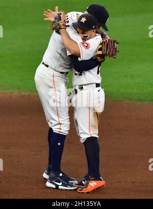 Houston, États-Unis.16 octobre 2021.Houston Astros deuxième baseman Jose Altuve et arrêt de courte durée Carlos Correa célébrer après la finale dans le 9e repas dans le jeu un de la MLB ALCS contre le Boston Red Sox à minute Maid Park à Houston, Texas, le vendredi 15 octobre 2021.Les Astros battent le Sox rouge 5-4 pour prendre une avance de 1-0 dans la série.Photo de Maria Lysaker/UPI .Crédit : UPI/Alay Live News Banque D'Images