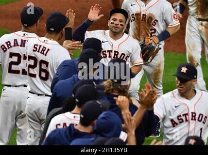 Houston, États-Unis.16 octobre 2021.Le deuxième baseman Jose Altuve (C) de Houston Astros fête avec ses coéquipiers après la finale dans le 9e repas dans le jeu un des MLB ALCS contre le Boston Red Sox at minute Maid Park à Houston, Texas, le vendredi 15 octobre 2021.Les Astros battent le Sox rouge 5-4 pour prendre une avance de 1-0 dans la série.Photo de Maria Lysaker/UPI .Crédit : UPI/Alay Live News Banque D'Images