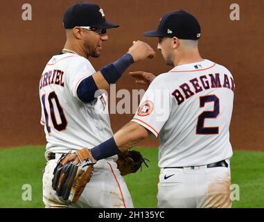 Houston, États-Unis.16 octobre 2021.Le premier baseman Yuli Gurriel et le troisième baseman Alex Bregman célèbrent après la finale dans le 9e repas dans le jeu un des MLB ALCS contre le Boston Red Sox à minute Maid Park à Houston, Texas, le vendredi 15 octobre 2021.Les Astros battent le Sox rouge 5-4 pour prendre une avance de 1-0 dans la série.Photo de Maria Lysaker/UPI .Crédit : UPI/Alay Live News Banque D'Images