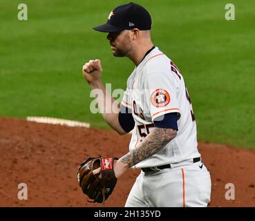 Houston, États-Unis.16 octobre 2021.Le lanceur de secours de Houston Astros Ryan Pressly gestes après avoir fait la finale dans le 9e repas dans le jeu un de la MLB ALCS contre le Boston Red Sox at minute Maid Park à Houston, Texas, le vendredi 15 octobre 2021.Les Astros battent le Sox rouge 5-4 pour prendre une avance de 1-0 dans la série.Photo de Maria Lysaker/UPI .Crédit : UPI/Alay Live News Banque D'Images