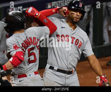 Houston, États-Unis.16 octobre 2021.Enrique Hernandez, le joueur du centre Red Sox de Boston, fête avec son coéquipier Rafael Devers après avoir participé à une course à domicile en solo dans le 9e repas dans le jeu un des MLB ALCS contre les Astros de Houston à minute Maid Park à Houston, Texas, le vendredi 15 octobre 2021.Les Astros battent le Sox rouge 5-4 pour prendre une avance de 1-0 dans la série.Photo de Maria Lysaker/UPI .Crédit : UPI/Alay Live News Banque D'Images