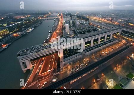 FRANCE. PARIS (75) 12ÈME ET 13ÈME ARRONDISSEMENT EN PREMIER PLAN, LA SEINE ET LE MINISTÈRE DES FINANCES (BERCY). EN ARRIÈRE-PLAN, LE PONT CHARLES DE GAULLE Banque D'Images