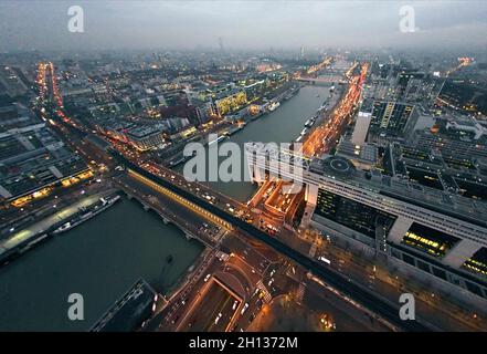 FRANCE. PARIS (75) 12ÈME ET 13ÈME ARRONDISSEMENT. PREMIER PLAN, BOULEVARD VINCENT AURIOL, PONT DE BERCY, SEINE, BOULEVARD DE BERCY ET MINISTÈRE Banque D'Images