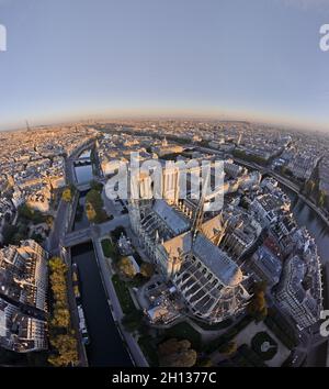 FRANCE.PARIS (75) CATHÉDRALE NOTRE-DAME.NOTRE DAME VUE DU SUD-EST, AVEC LA FAÇADE SUD ET LE CHEVET.LA CATHÉDRALE A L'AIR ENVELOPPÉE DANS SON Banque D'Images