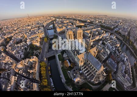 FRANCE.PARIS (75) CATHÉDRALE NOTRE-DAME.NOTRE DAME VUE DU SUD-EST, AVEC LA FAÇADE SUD ET LE CHEVET.LA CATHÉDRALE A L'AIR ENVELOPPÉE DANS SON Banque D'Images