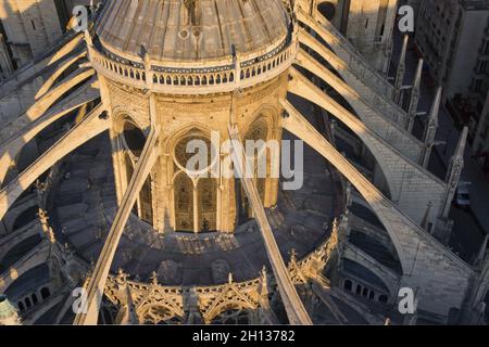 FRANCE.PARIS (75) CATHÉDRALE NOTRE-DAME.NOTRE DAME ET SON CHEVET VUS DE L'EST.FESSES VOLANTES, CREUSÉES AVEC UN CANAL POUR L'ÉLIMINATION DE RAINW Banque D'Images