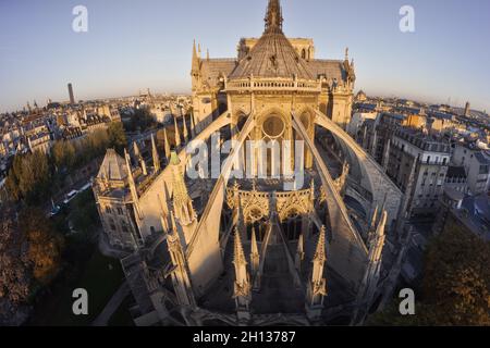 FRANCE.PARIS (75) CATHÉDRALE NOTRE-DAME.NOTRE DAME ET SON CHEVET VUS DE L'EST.FESSES VOLANTES, CREUSÉES AVEC UN CANAL POUR L'ÉLIMINATION DE RAINW Banque D'Images