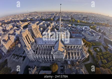 FRANCE.PARIS (75) CATHÉDRALE NOTRE-DAME.NOTRE DAME VUE DU SUD-EST, AVEC LA FAÇADE SUD ET LE CHEVET.LA CATHÉDRALE A L'AIR ENVELOPPÉE DANS SON Banque D'Images