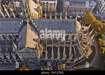 FRANCE.PARIS (75) CATHÉDRALE NOTRE-DAME.NOTRE DAME VUE DU SUD, AVEC LE PORTAIL DE SAINT ETIENNE (À GAUCHE) ET LE CHEVET (À DROITE).EN HAUT À GAUCHE, À Banque D'Images