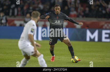 Paris, France.15 octobre 2021.Abdou DIALLO du PSG en action pendant la Ligue française 1 Paris Saint-Germain / Angers SCO football au stade du Parc des Princes le 15 octobre 2021 à Paris, France.Photo de Loic Baratoux/ABACAPRESS.COM crédit: Abaca Press/Alay Live News Banque D'Images