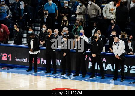 Chicago, États-Unis.15 octobre 2021.WNBA Gmae arbitres avant le match de finale 3 le 15 octobre 2021 à Wintrust Arena crédit: SPP Sport Press photo./Alamy Live News Banque D'Images