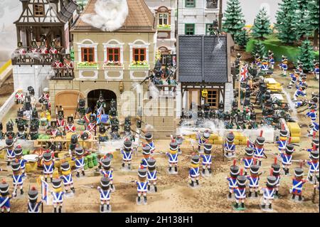 MANRESA, ESPAGNE - 24 septembre 2021 : une photo d'une reconstitution LEGO d'unités militaires qui conquiert un bâtiment à Manresa, Espagne Banque D'Images