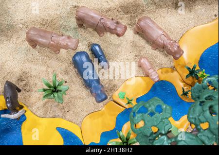 MANRESA, ESPAGNE - 24 septembre 2021 : gros plan d'une reconstitution LEGO de personnages d'hippopotames bleus et bruns à la plage de Manresa, Espagne Banque D'Images