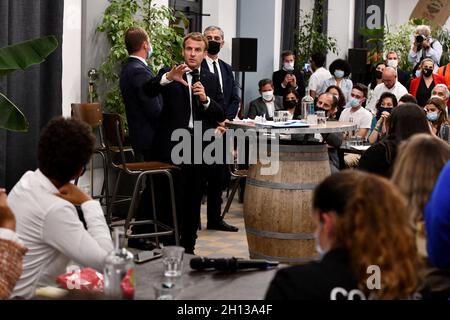 Marseille, France.15 octobre 2021.Le président français Emmanuel Macron au Cloître, à Marseille, dans le sud de la France, le 15 octobre 2021,Dans le cadre d'une visite pour revoir les engagements du plan d'investissement appelé « la tour en Grand ».Le président français Emmanuel Macron a annoncé le 1er septembre 2021 un plan ambitieux destiné à répondre aux « urgences » sociales, éducatives, économiques et de sécurité dans la deuxième plus grande ville de France.Photo de Bruno Bebert/Pool/ABACAPRESS.COM crédit: Abaca Press/Alay Live News Banque D'Images