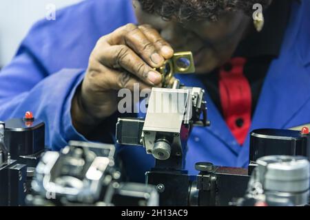 Machines pour polir des diamants, diamants, de classement de la femme africaine. En Afrique , le Botswana Banque D'Images