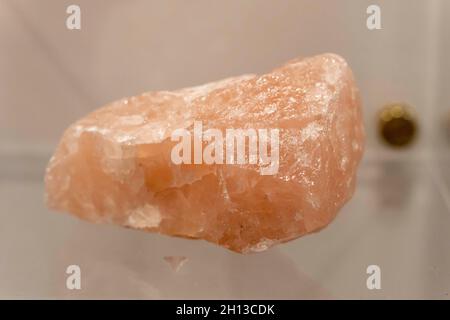 Pierre de collection de saumon rose fumé à quartz (mise au point sélective). Banque D'Images
