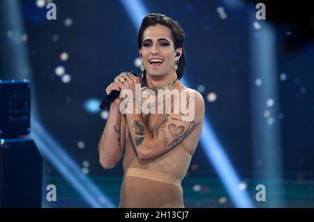 Damino David chanteur dans le groupe de rock italien et vainqueurs de l'Eurovision Måneskin préforme dans la finale du vendredi du spectacle de divertissement Idol, à Stockholm, Suède, octobre, 15, 2021 photo : Jessica Gow / TT kod 10070 Banque D'Images