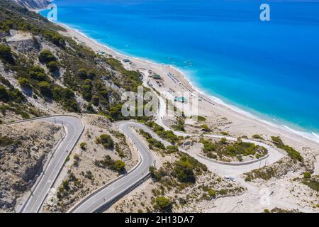 Route en serpentin vers la plage de Gialos, îles Ioniennes, Lefkada, Grèce, vue aérienne Banque D'Images
