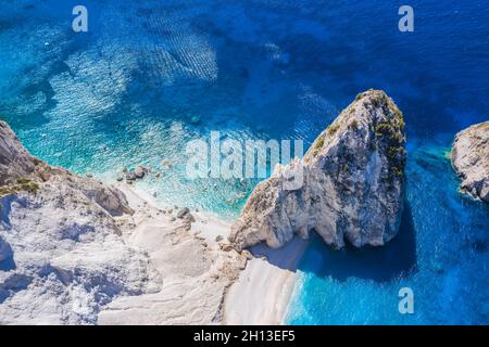 Vue aérienne du rocher de Mizithres dans l'île Ionienne de Zakynthos, Grèce Banque D'Images