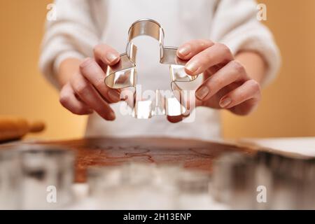 Cuisson de biscuits de pain d'épice de forme métallique sous la forme d'un homme. Banque D'Images
