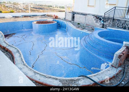 Villa espagnole à Camposol, Espagne, endommagée par la subsidence.Maison, maison fissurée et tombant en raison de fondations pauvres.Région côtière de Costa Calida Banque D'Images