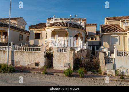 Villa espagnole à Camposol, Espagne, endommagée par la subsidence.Maison, maison fissurée et tombant en raison de fondations pauvres.Région côtière de Costa Calida Banque D'Images