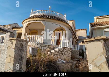 Villa espagnole à Camposol, Espagne, endommagée par la subsidence.Maison, maison fissurée et tombant en raison de fondations pauvres.Région côtière de Costa Calida Banque D'Images