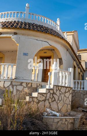 Villa espagnole à Camposol, Espagne, endommagée par la subsidence.Maison, maison fissurée et tombant en raison de fondations pauvres.Région côtière de Costa Calida Banque D'Images