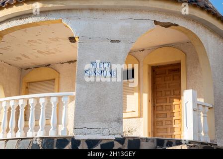 Villa espagnole à Camposol, Espagne, endommagée par la subsidence.Maison, maison fissurée et tombant en raison de fondations pauvres.Région côtière de Costa Calida Banque D'Images