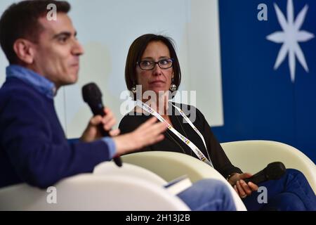 Turin, Italie.15 octobre 2021.Ilaria Cucchi, Andrea Franzoso, Lorenzo Luporini pendant la Foire internationale du livre de Turin, le 14 octobre 2021 à Turin, Italie.La Foire internationale du livre de Turin revient à Lingotto Fiere après près de deux ans après le début de la pandémie de Covid 19.Credit: Antonio Polia/Alay Live News Banque D'Images