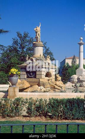 FUENTE DE HERCULES Y ANTEO TAMBIEN LLAMADA PLUS ULTRA- 1808- NEOCLÁSICO- ESCULTURA DE JUAN ADAN/ALVAREZ CUBERO. AUTEUR: ISIDRO GONZALEZ VELAZQUEZ (1765-1840). EMPLACEMENT : PALACIO REAL-JARDIN DEL PARTERRE. ARANJUEZ. MADRID. ESPAGNE. Banque D'Images