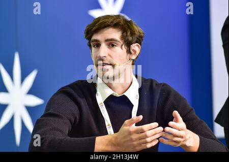 Turin, Italie.15 octobre 2021.Ilaria Cucchi, Andrea Franzoso, Lorenzo Luporini pendant la Foire internationale du livre de Turin, le 14 octobre 2021 à Turin, Italie.La Foire internationale du livre de Turin revient à Lingotto Fiere après près de deux ans après le début de la pandémie de Covid 19.Credit: Antonio Polia/Alay Live News Banque D'Images