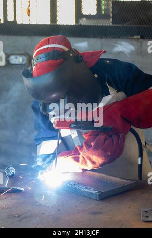 Soudeur Motswana travailleur dans un atelier de soudage, le Botswana deux pièces de métal Banque D'Images