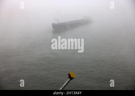 Cologne, Allemagne.16 octobre 2021.Un navire traverse le Rhin dans le brouillard.Credit: Oliver Berg/dpa/Alay Live News Banque D'Images