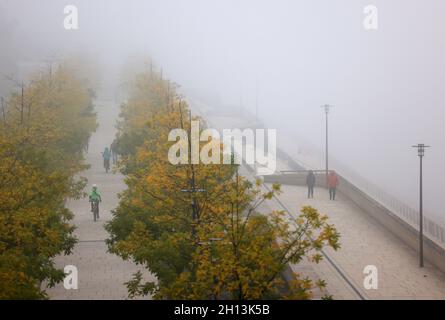 Cologne, Allemagne.16 octobre 2021.Les cyclistes et les randonneurs marchent le long des rives du Rhin dans le brouillard.Credit: Oliver Berg/dpa/Alay Live News Banque D'Images