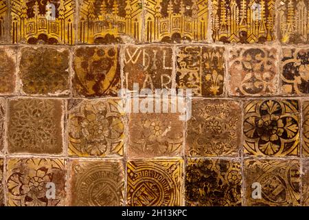 Royaume-Uni, Angleterre, Worcestershire, Great Malvern, Église du Prieuré,mur de la chancellerie en carreaux de sol encaustiques médiévaux de fabrication locale Banque D'Images