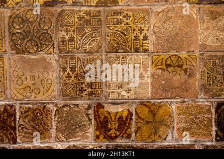 Royaume-Uni, Angleterre, Worcestershire, Great Malvern, Église du Prieuré,mur de la chancellerie en carreaux de sol encaustiques médiévaux de fabrication locale Banque D'Images