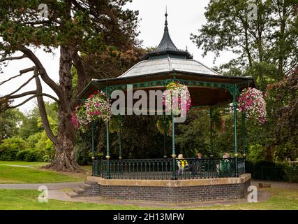 Royaume-Uni, Angleterre, Worcestershire, Great Malvern, Priory Park,Visiteurs du kiosque à musique victorien Banque D'Images