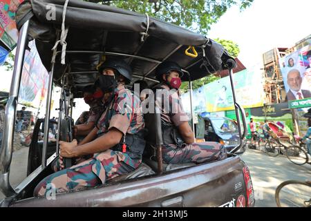 Non exclusif: DHAKA CITY, BANGLADESH - 15 OCTOBRE 2021: Le personnel de la Garde frontalière du Bangladesh patrouille devant la route Dhakeshwari après des attaques contre Cu Banque D'Images