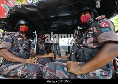 Non exclusif: DHAKA CITY, BANGLADESH - 15 OCTOBRE 2021: Le personnel de la Garde frontalière du Bangladesh patrouille devant la route Dhakeshwari après des attaques contre Cu Banque D'Images