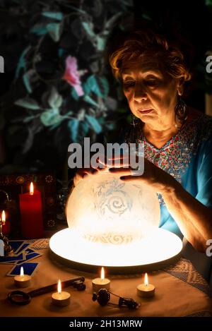 Pythoness lisant l'avenir dans une boule de cristal Banque D'Images