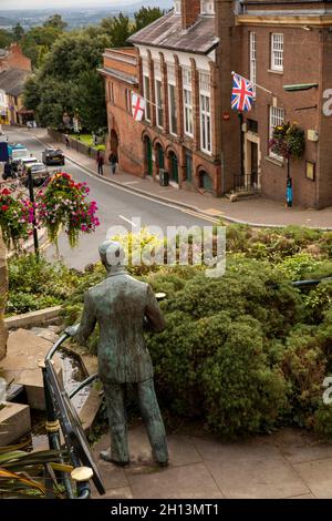 Royaume-Uni, Angleterre, Worcestershire, Great Malvern, Belle vue Gardens,Fontaine d'Enigma et statue Edward Elgar de Rose Garrard au-dessus de Church Street Banque D'Images