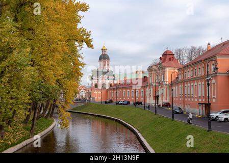 Saint-Pétersbourg, Russie – 10 octobre 2021 : vue de Saint Alexandre Nevskiy Lavra avec église d'Annonciation et logement de Prosphora Banque D'Images