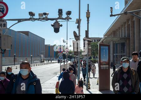 Des piétons marchent sous les caméras de vidéosurveillance dans la rue Wangfujing à Beijing, en Chine.16 octobre 2021 Banque D'Images