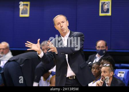 Levallois, France.15 octobre 2021.Vincent Collet (C) de Boulogne-Levallois lors du championnat français, BetClic Elite Basketball match entre Metropolitans 92 et BCM Gravelines-Dunkerque le 15 octobre 2021 au Palais des Sports Marcel Cerdan à Levallois, France - photo Ann-Dee Lamour / CDP MEDIA / DPPI crédit: DPPI Media/Alay Live News Banque D'Images