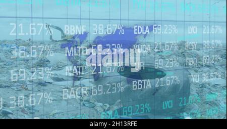 Image numérique composite du traitement des données boursières sur la carte du monde contre la décharge Banque D'Images